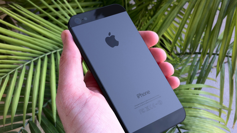 Illustration for article titled This Is How the iPhone 5 Might Look in Your Hand
